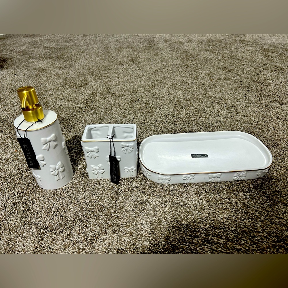 Beautiful bathroom set! Bows